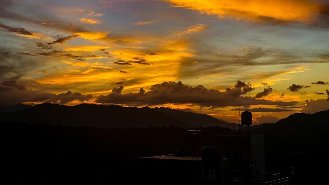 Himalayan Sunrise Hotel Дхуликел Екстериор снимка